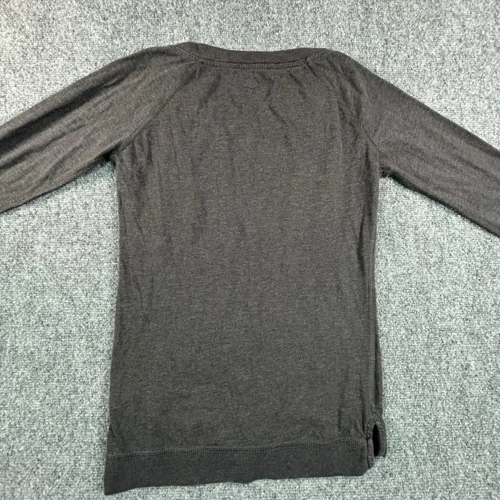 NHL Chicago Blackhawks Long Sleeve Shirt Gray Womens Size Small Hockey Tee - Picture 5 of 8